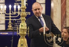 Държавният глава запали първата свещ от ритуалния свещник заедно с