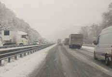 Тежкотоварният автомобил е препречил пътната лента в посока ВарнаИнцидент с