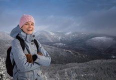 Зимата е сезонът на светли празници и повече време което