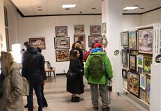 Експозицията представя близо 200 творби на 30 творци от регионаЗа