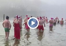 Температурата на водата е била 2 градусаДесетки закалени плувци спазиха