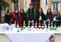 Коледни играчки дървени фигури на Дядо Коледа разноцветни красиви елхички