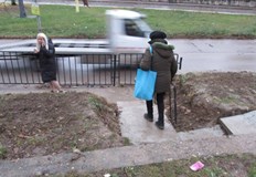 Преди година пенсионерът сам поставя тротоарни плочки и камъни за