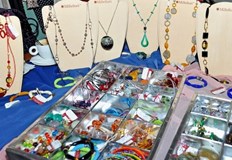 Освен бижута във фабриката се правят и декоративни предмети като