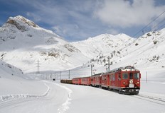 Два влака са били спрени по средата на маршрутаЗаледени електропроводи