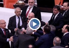 В схватката се разменят и юмручни удариОпозиционен депутат бе хоспитализиран