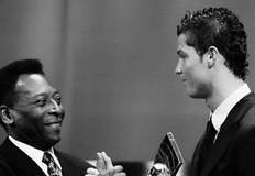 Кристиано Роналдо бе сред първите които отдадоха почит към Краля