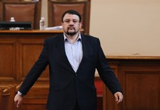 Депутатите подхванаха взаимни заплахи с протести стигнаха и до белия