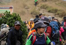 Забраната засяга както индонезийски граждани така и чужденци и туристиПарламентът