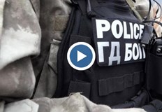 Установени са големи суми пари и SIM карти с които