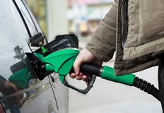 Дизелът е поевтинял по малко и запазва цената си от миналия