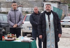 Ястията и напитките бяха благословени от отец Георги от Русенската