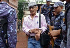 Наричан убиецът по бикини в крайна сметка той е свързан