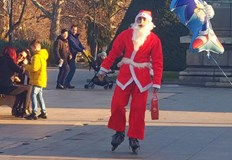 Дядо Коледа избра алтернативен начин на придвижване в градска средаСлънчевото