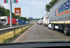 Протестиращи блокираха входа и изхода за камиони на ГКПП Дунав