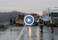 Товарът е бил тръби и метални платнаПретоварен камион превозващ строително