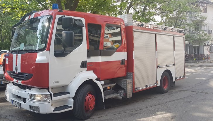 Едното повикване е било заради надвиснали керемиди от обществена сграда