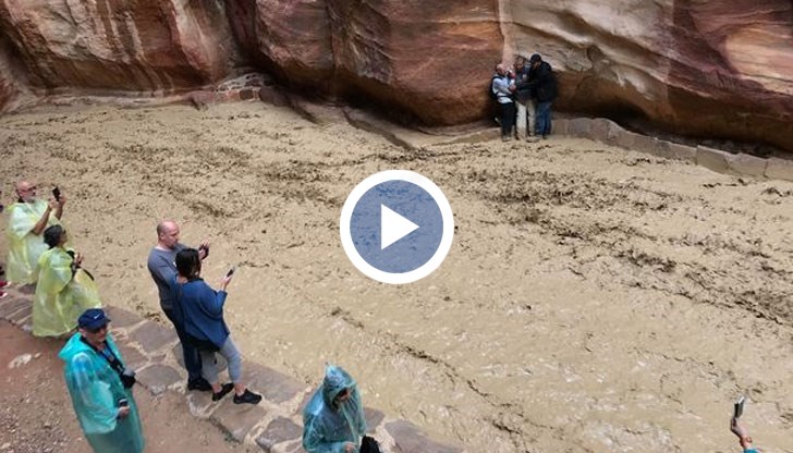 Дефилето към града се превърна в бързотечаща река