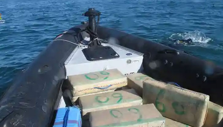 Лодка е била натоварена със 130 пакета от наркотика