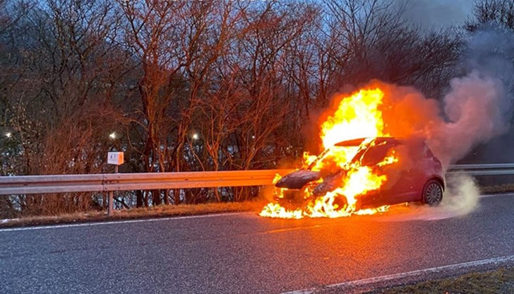 Съвременните коли са направени от запалими материали, така че изгарят за 7 - 10 минути - малко вероятно е да успеете сами да потушите пожар в кола