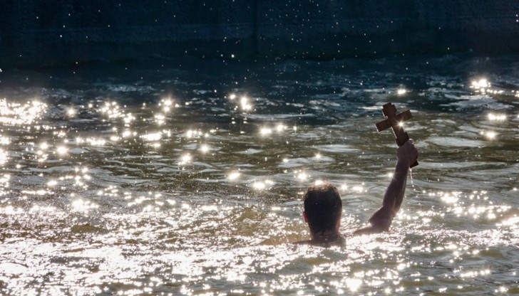 Тази година в надпреварата за изваждането на кръста от река Дунав ще могат да се включат 15 мъже Тази година в надпреварата за изваждането на кръста от река Дунав ще могат да се включат 15 мъже