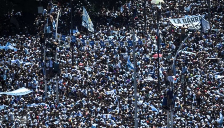 Докато текат празненствата, група фенове разби клон на банка и изнесе сейф Докато текат празненствата, група фенове разби клон на банка и изнесе сейф