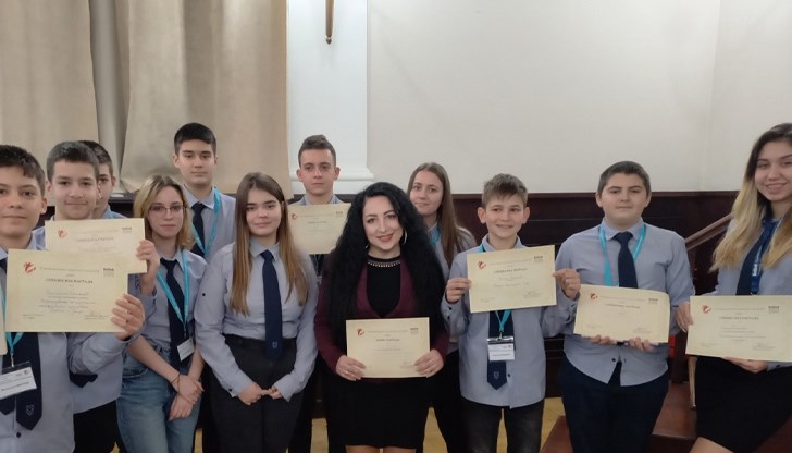 11 ученици от МГ "Баба Тонка" защитиха успешно своите разработки в различни научни области 11 ученици от МГ "Баба Тонка" защитиха успешно своите разработки в различни научни области