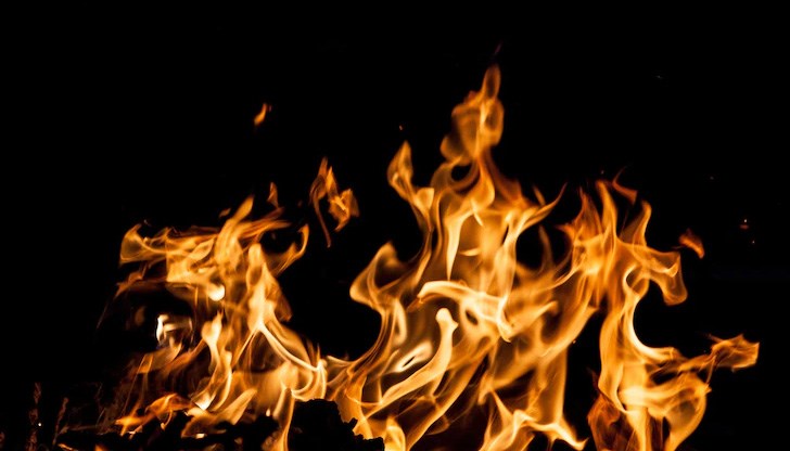 Огънят пламнал в двуетажна дървена сграда