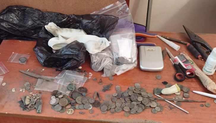 При обиск на купувача са иззети множество предмети с културно-историческа стойност