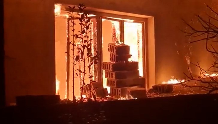 Според огнеборците пожарът е възникнал заради неправилно ползване на печка за твърдо гориво