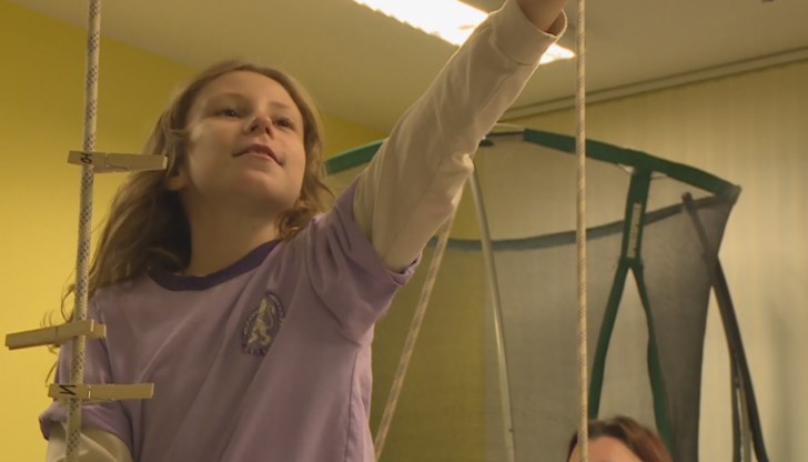 Момичето е с диагноза аутизъм и за да се подобри състоянието ѝ, с нея трябва да работят специалисти