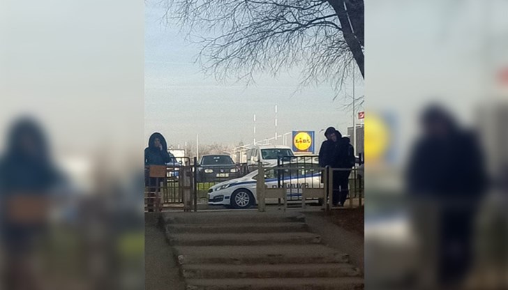 На мястото на произшествието са пристигнали полиция и линейка На мястото на произшествието са пристигнали полиция и линейка