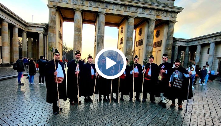 Те изпълниха обредни песни и коледарския ритуал пред Бранденбургска врата