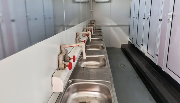 Водата е била заключена, вместо да бъде раздадена на хората