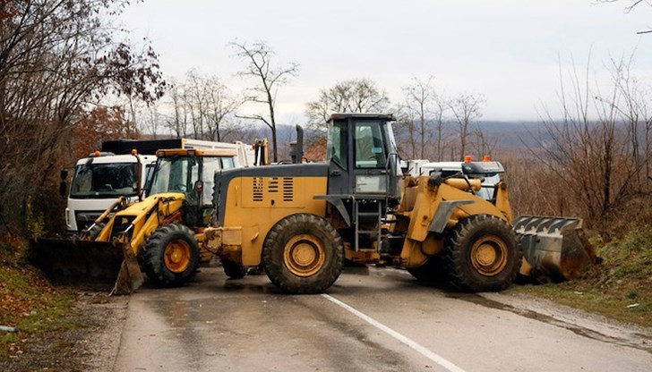 За втори пореден ден камиони и други тежкотоварни превозни средства блокираха главни пътища в Северно Косово