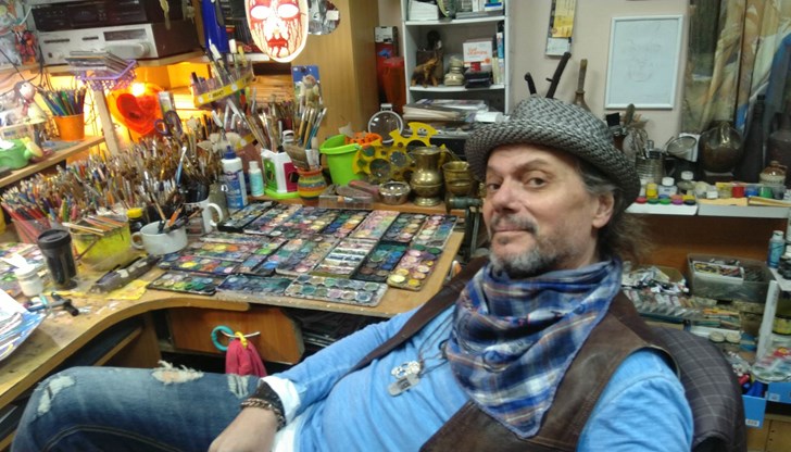 Идеята за нея се ражда докато авторът й подготвя традиционните календари с рисунки от емблематични русенски сгради