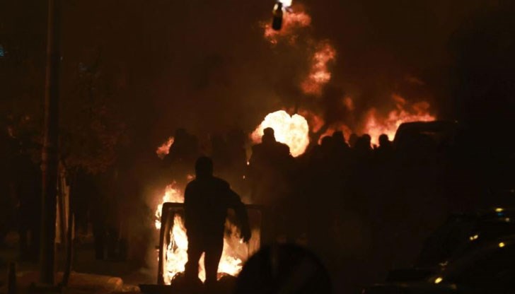 Младежи подпалиха кофи за боклук и хвърлиха коктейли "Молотов" и камъни по силите за борба с безредиците