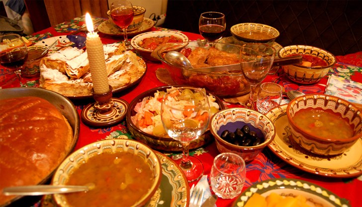 По традиция, младото семейството отива на гости на кумовете, кръстниците или родителите си, а на трапезата се хапват месни ястия