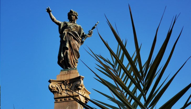 Инвазията на времето и атмосферните влияния рушат архитектурния шедьовър Инвазията на времето и атмосферните влияния рушат архитектурния шедьовър