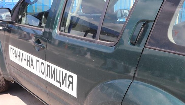 Детето е било босо. Полицай му е донесъл дрехи и ботуши от своите деца Детето е било босо. Полицай му е донесъл дрехи и ботуши от своите деца