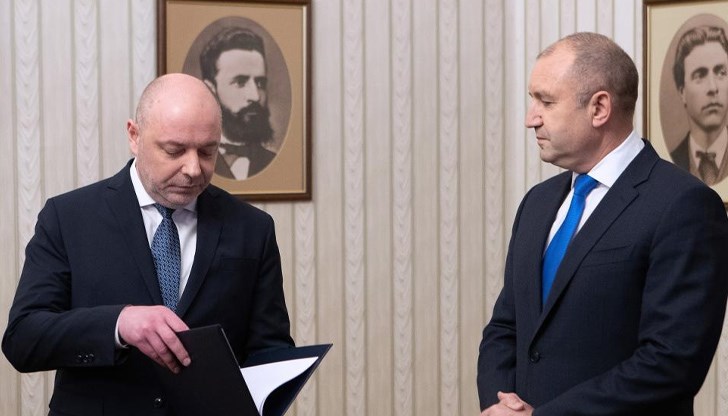 Номинираният за премиер от ГЕРБ-СДС проф. Николай Габровски връчи папката с изпълнения мандат на президента Румен Радев