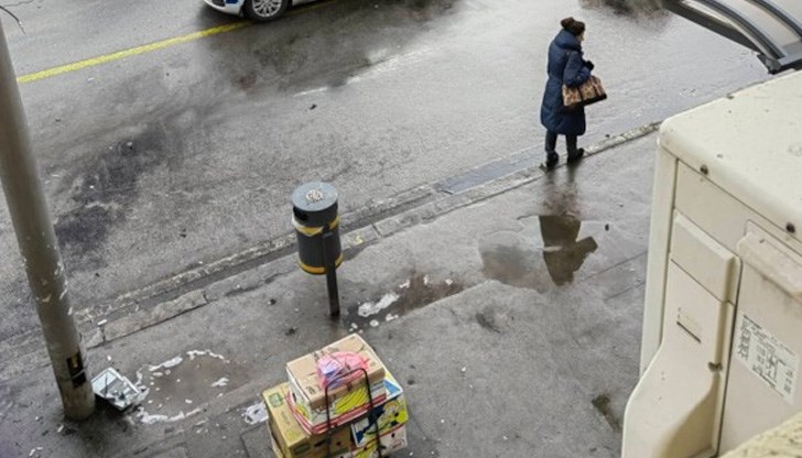 Има паднали части от стълба