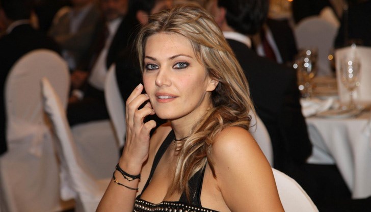 Ева Кайли е 44-годишна, бивша водеща по гръцката телевизия
