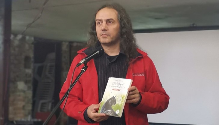 Книгата е прекрасен подарък за Коледа! Със закупуването ѝ вие ще се включите в борбата на едно смело малко момиче с коварна болест Книгата е прекрасен подарък за Коледа! Със закупуването ѝ вие ще се включите в борбата на едно смело малко момиче с коварна болест