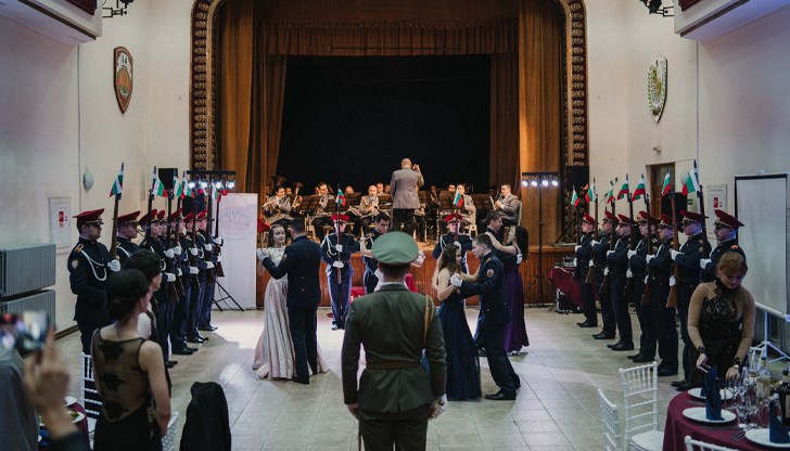 Военен духов оркестър изпълняваше виенски маршове, докато в униформи и бални рокли курсанти танцуваха валс