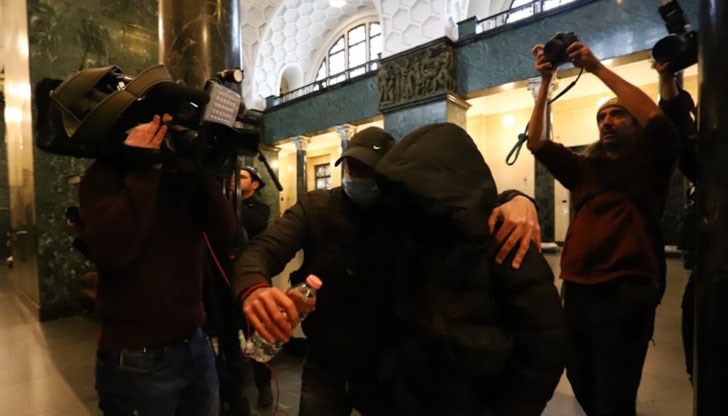 Бившата полицайка призна, че е дала стълба на обвиняемия Бившата полицайка призна, че е дала стълба на обвиняемия