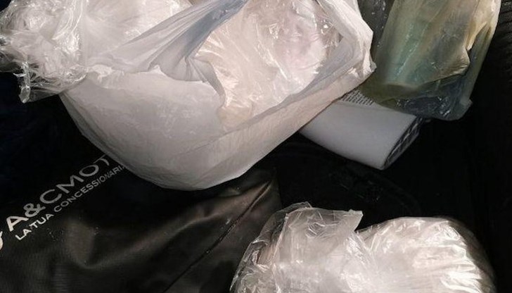 Три от задържаните лица са криминално проявени - спипани са с над 3 килограма метамфетамин