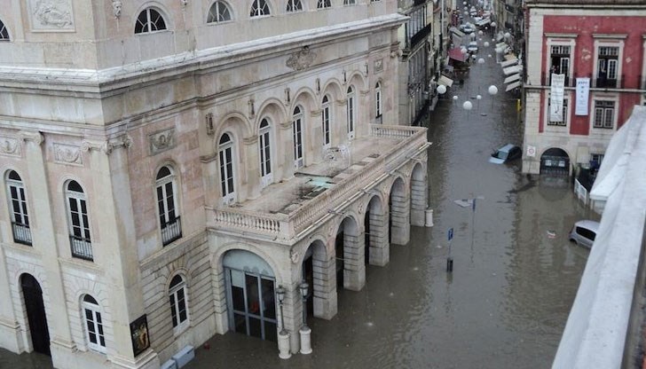 Има съобщения за стотици инциденти заради наводнение улици, гари, театър и болница