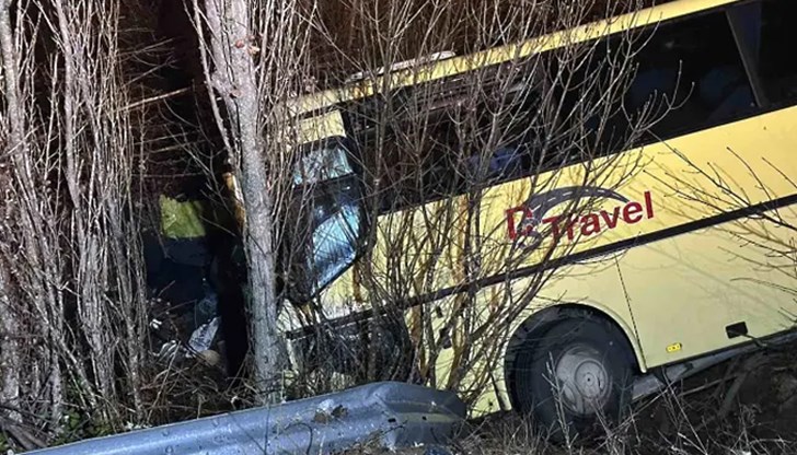 При катастрофата загина жена на 68 години, а 19 пътници са настанени в болници