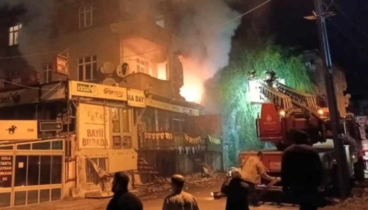 Семейството на обвинения се качва в кола и си тръгва пред очите на хазяина Семейството на обвинения се качва в кола и си тръгва пред очите на хазяина